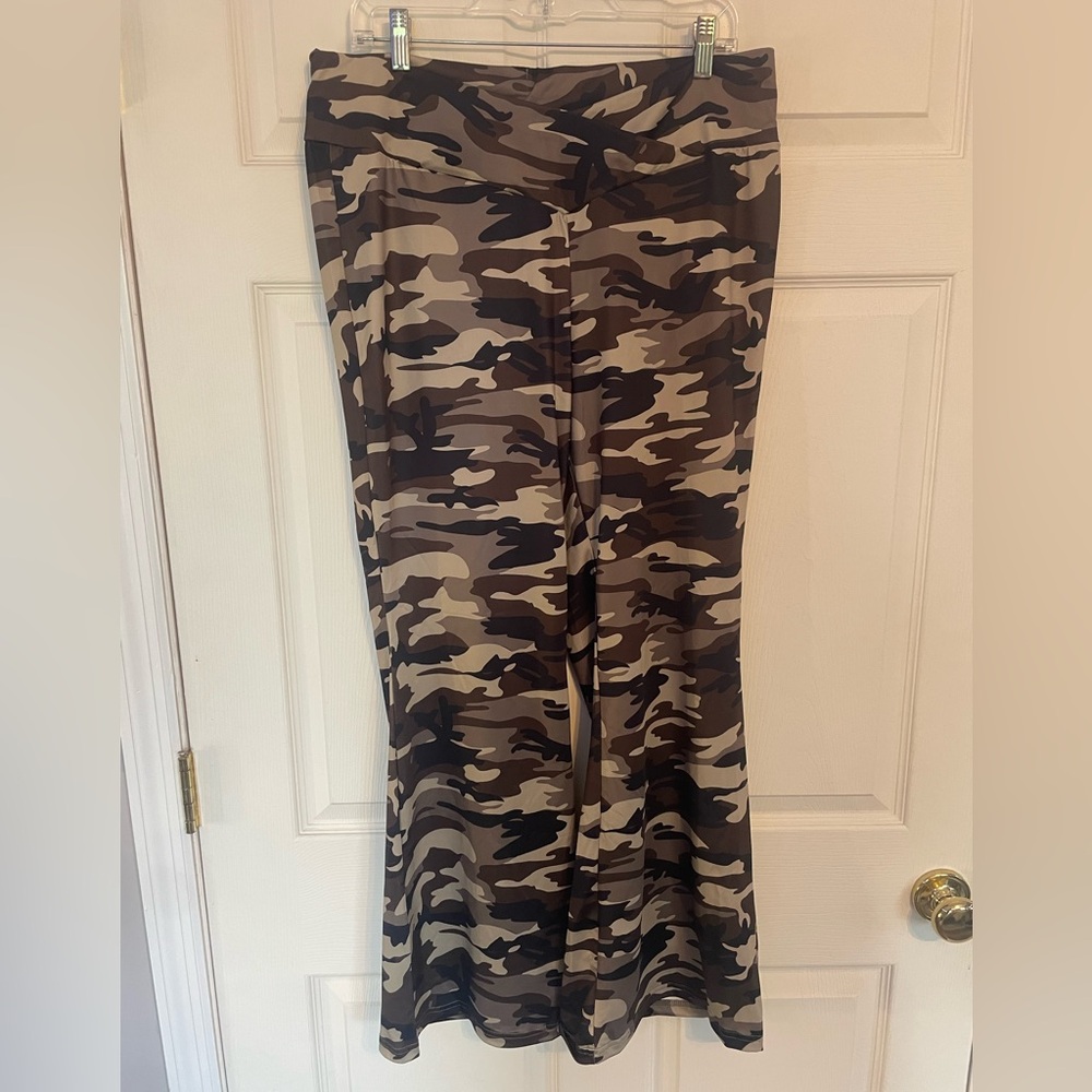 SHEIN Plus Camouflage Print Leggings